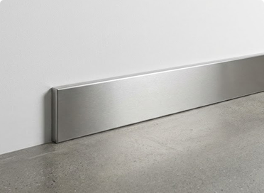 บัวเชิงผนัง อลูมิเนียม vs สแตนเลส เลือกแบบไหนดี?