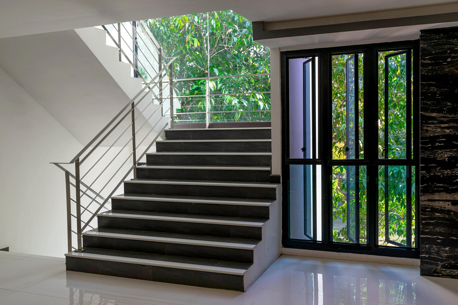 ติดตั้งจมูกบันไดภายในบ้านพักอาศัย